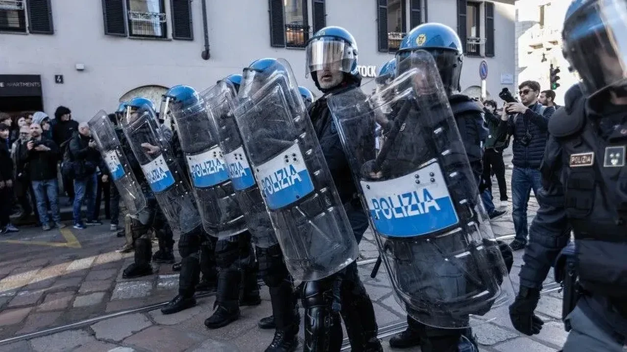 İtalya'da tarihi yapı Kolezyum'a baskın! Protestocular işgal etti