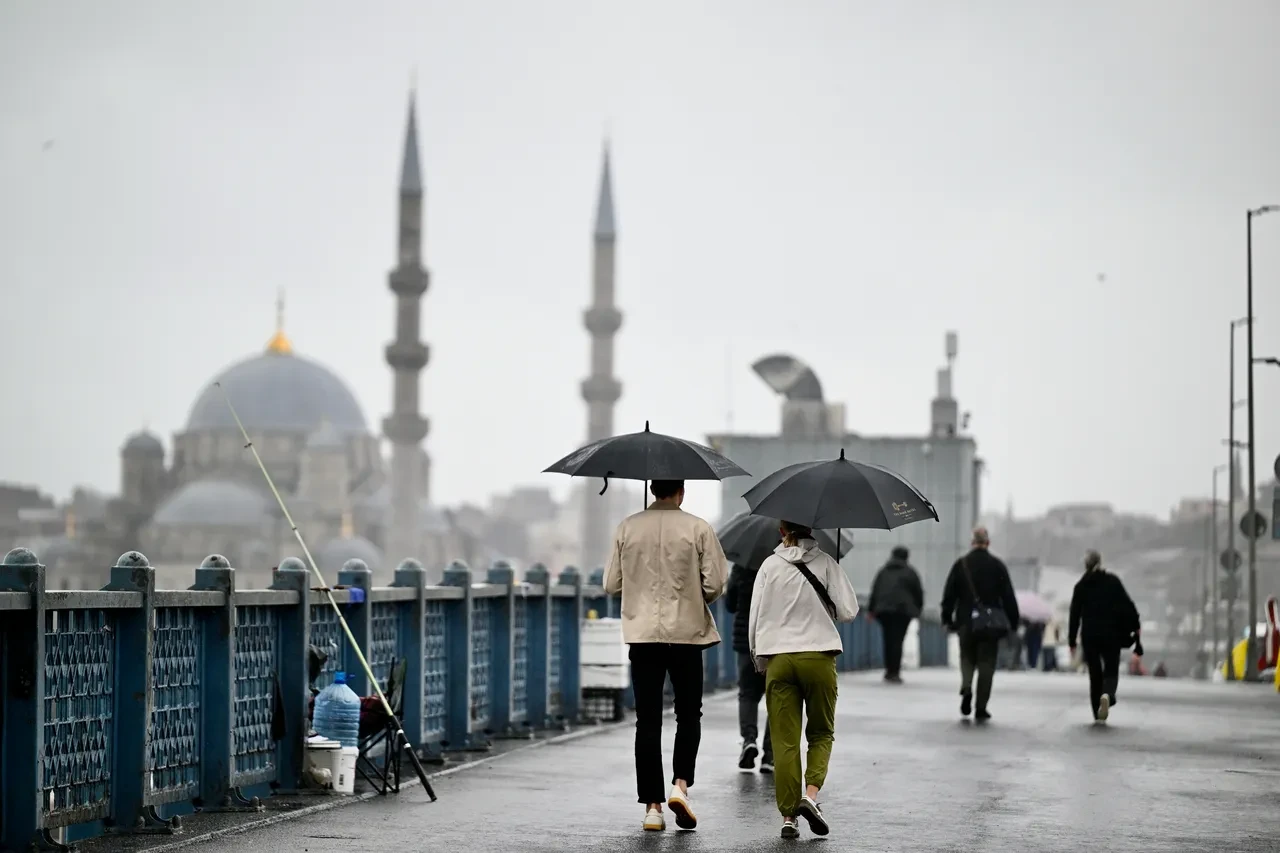 Meteoroloji uzmanı uyardı! Şiddetli yağış ve fırtına kapıda: Salı günü 10 il için sarı-turuncu alarm