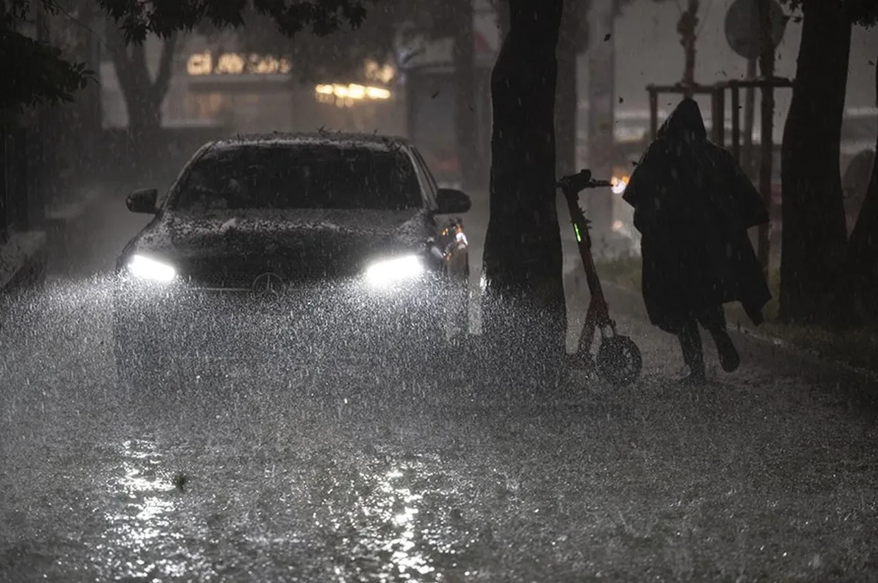 Meteoroloji uzmanı uyardı! Şiddetli yağış ve fırtına kapıda: Salı günü 10 il için sarı-turuncu alarm