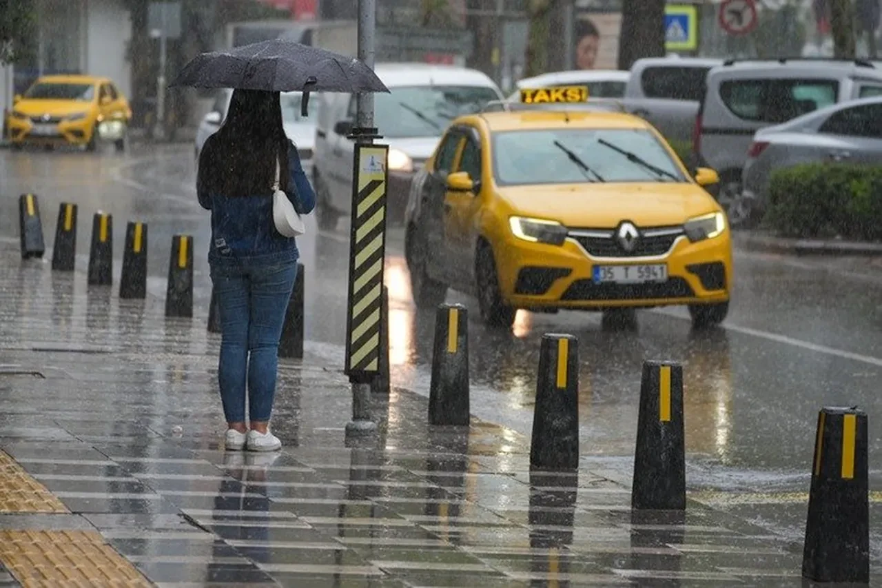Meteoroloji uzmanı uyardı! Şiddetli yağış ve fırtına kapıda: Salı günü 10 il için sarı-turuncu alarm