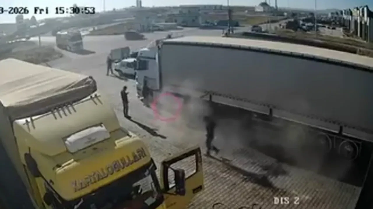 Tır lastiği bomba gibi patladı: O anlar kamerada