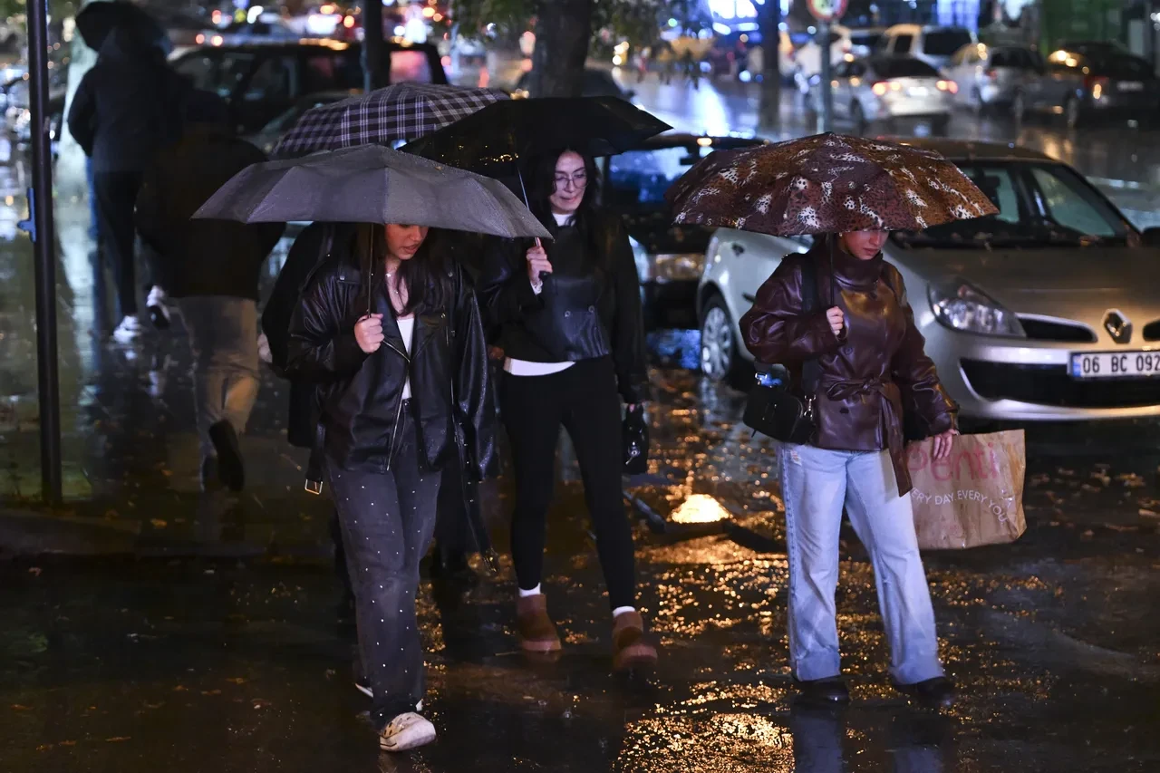 26 Ekim 2026 hava durumu | Meteoroloji turuncu ve sarı kodla uyardı: Sel ve su baskınlarına dikkat!