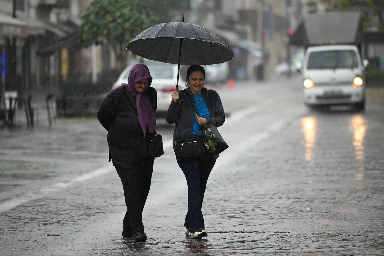 26 Ekim 2026 hava durumu | Meteoroloji turuncu ve sarı kodla uyardı: Sel ve su baskınlarına dikkat!
