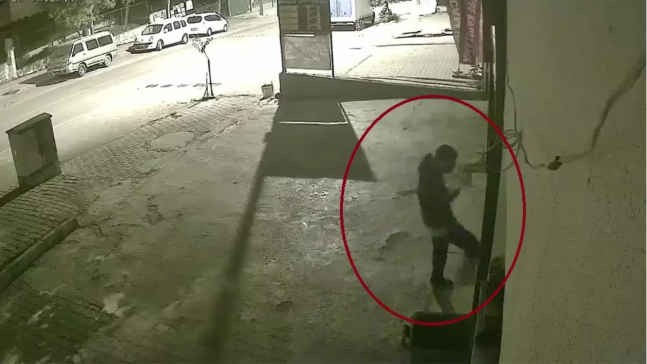 Ayakta duramayan alkollü şahıs bir iş yerine daldı