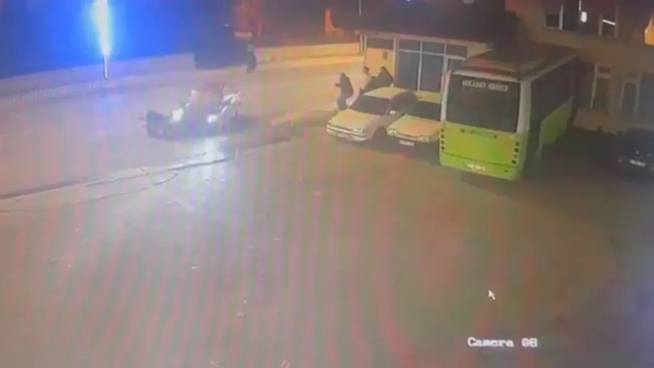 Çarpışmanın etkisiyle yere savruldu: Kocaeli’de motosiklet kazası kamerada