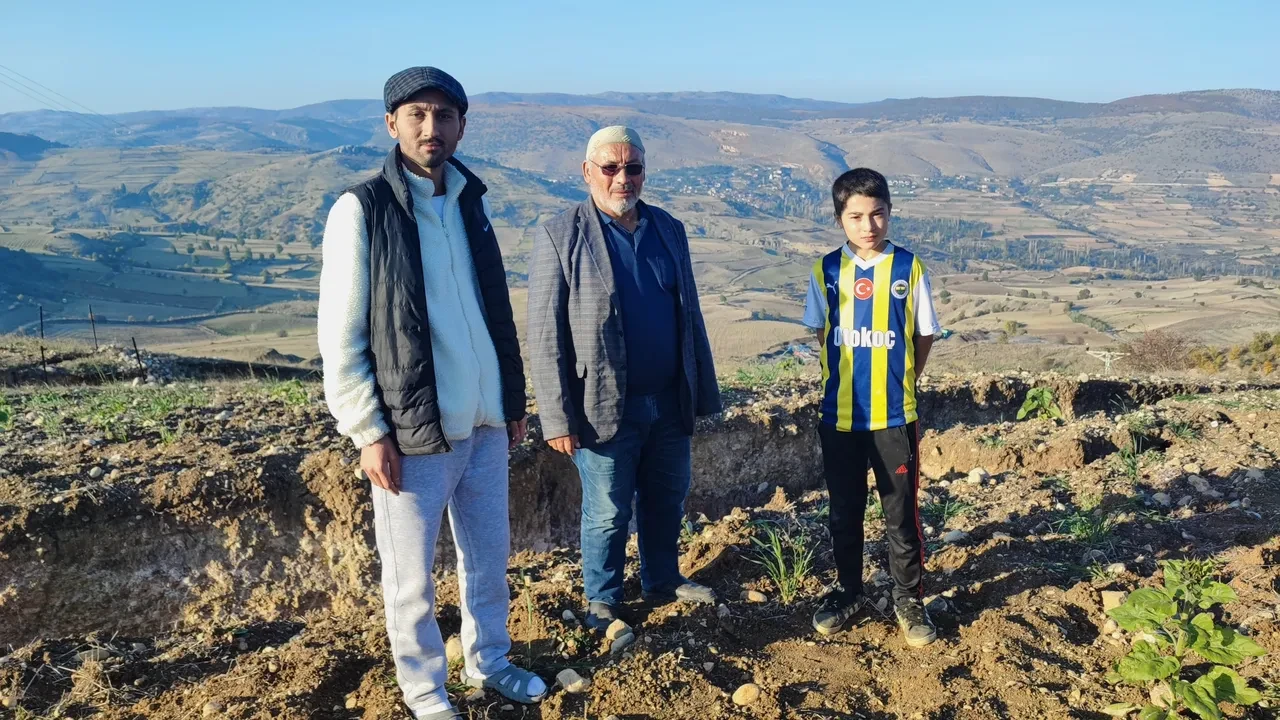 Depremi andırıyordu ama gerçek başka çıktı: Davasa yarıkları görenler işi bıraktı