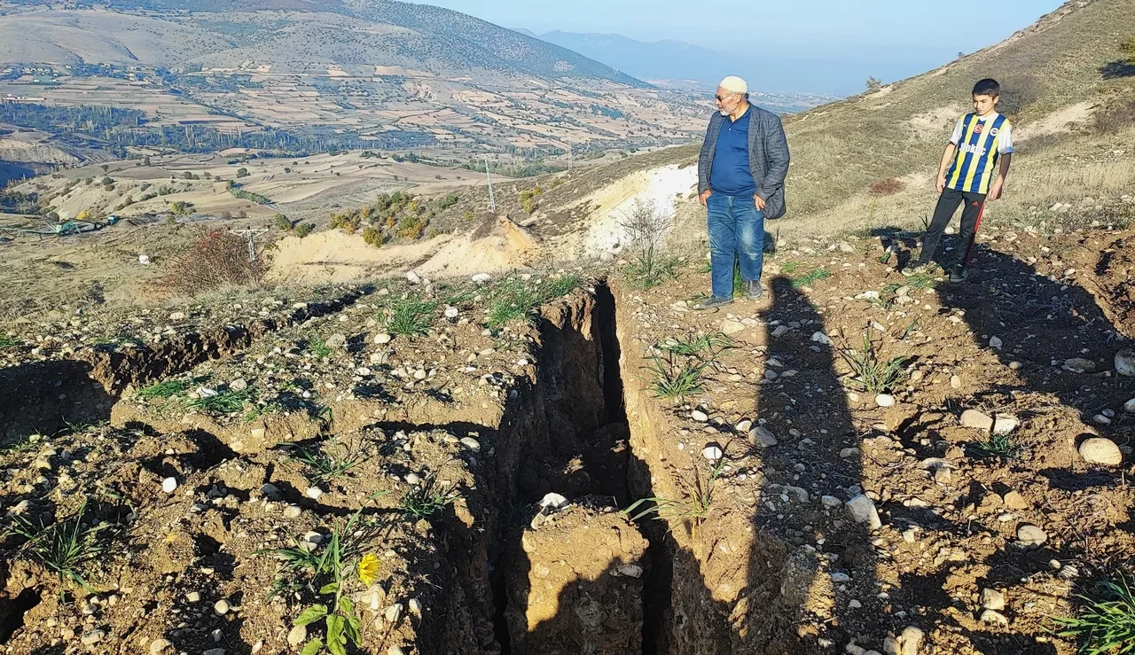 Depremi andırıyordu ama gerçek başka çıktı: Davasa yarıkları görenler işi bıraktı