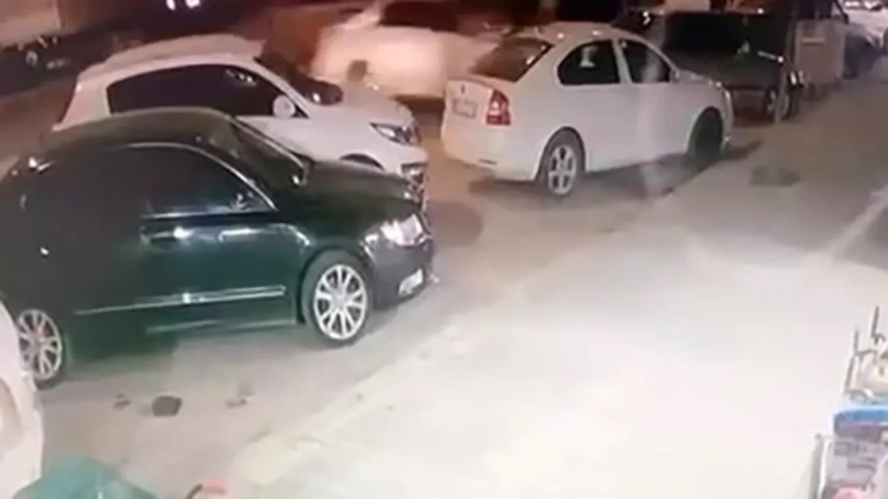 Direksiyonu kilitlenen otomobil, ortalığı birbirine kattı: O anlar kamerada