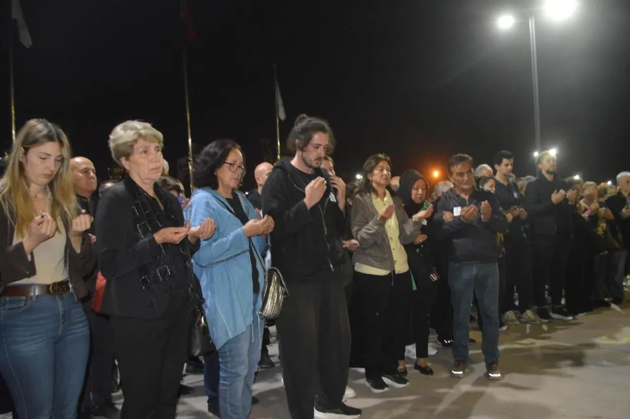 Doktor Şahin Bingüllü Ayvalık'ta tekne batarken çocuklara son anda can yeleği giydirmiş! Eşinin törendeki sözleri yürek yaktı