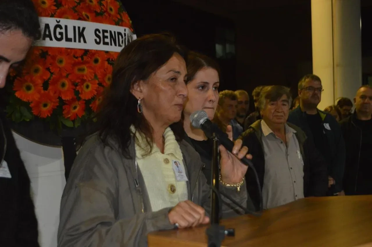 Doktor Şahin Bingüllü Ayvalık'ta tekne batarken çocuklara son anda can yeleği giydirmiş! Eşinin törendeki sözleri yürek yaktı