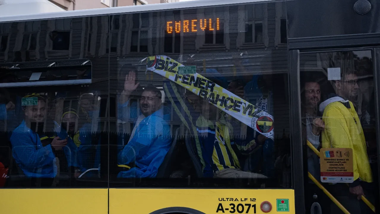 Fenerbahçe taraftarı, derbi için yola çıktı! Sarı-lacivertliler, RAMS Park'a hareket etti