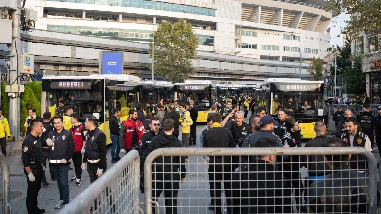 Fenerbahçe taraftarı, derbi için yola çıktı! Sarı-lacivertliler, RAMS Park'a hareket etti