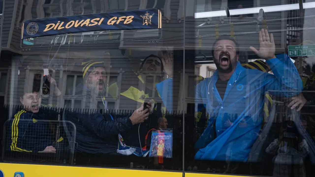 Fenerbahçe taraftarı, derbi için yola çıktı! Sarı-lacivertliler, RAMS Park'a hareket etti