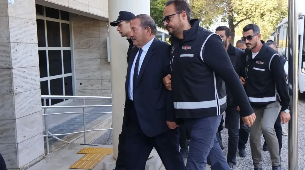 İçişleri Bakanlığı duyurdu: Milas Belediye Başkanı Fevzi Topuz görevden uzaklaştırıldı