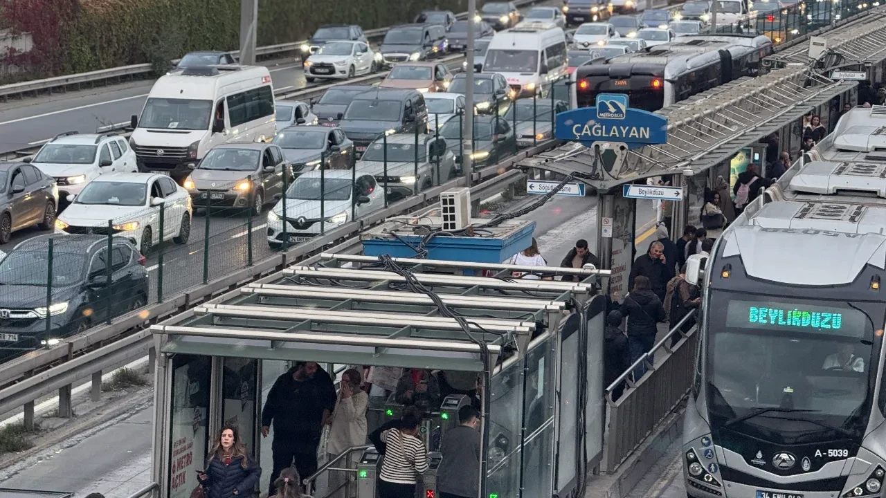 İstanbul'da çifte maç yoğunluğu: Bazı noktalarda trafik durma noktasında