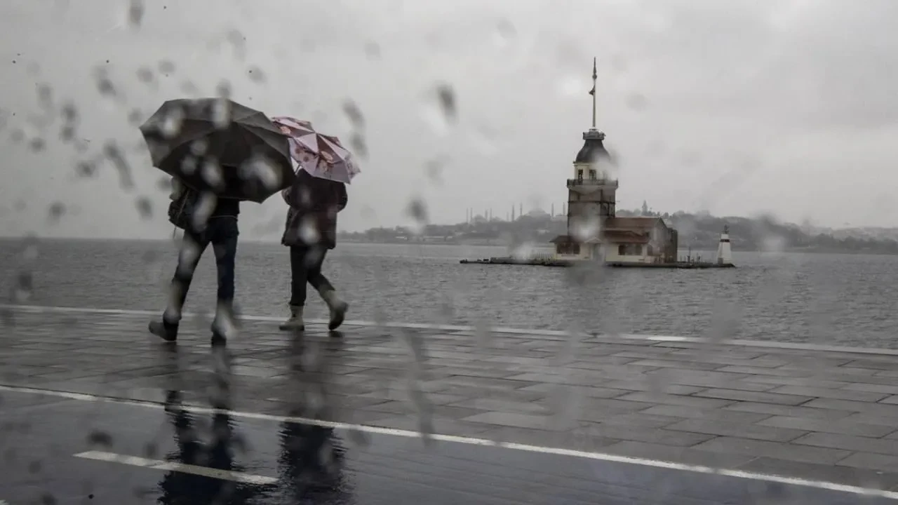 İstanbullular dikkat, AKOM saat vererek uyardı: Fırtına ve sağanak bir anda vuracak