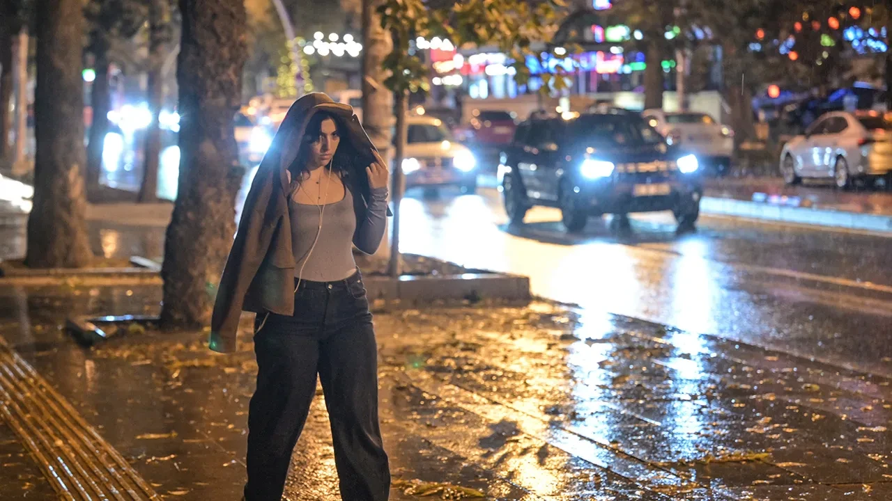 İstanbullular dikkat, AKOM saat vererek uyardı: Fırtına ve sağanak bir anda vuracak