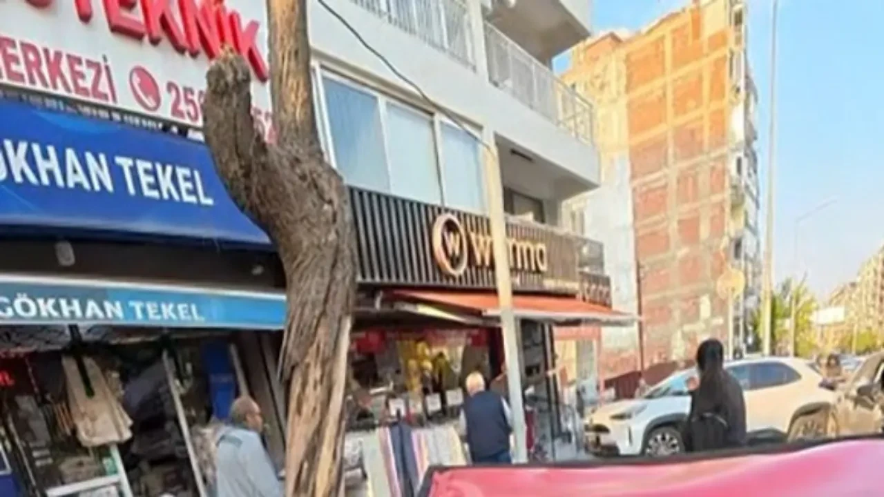  Kontrolden çıkan otomobil İzmir'de çarşıyı birbirine kattı