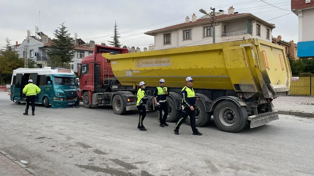 Minibüs hafriyat kamyonuna çarptı, 10 kişi yaralandı! Konya'daki kaza kamerada
