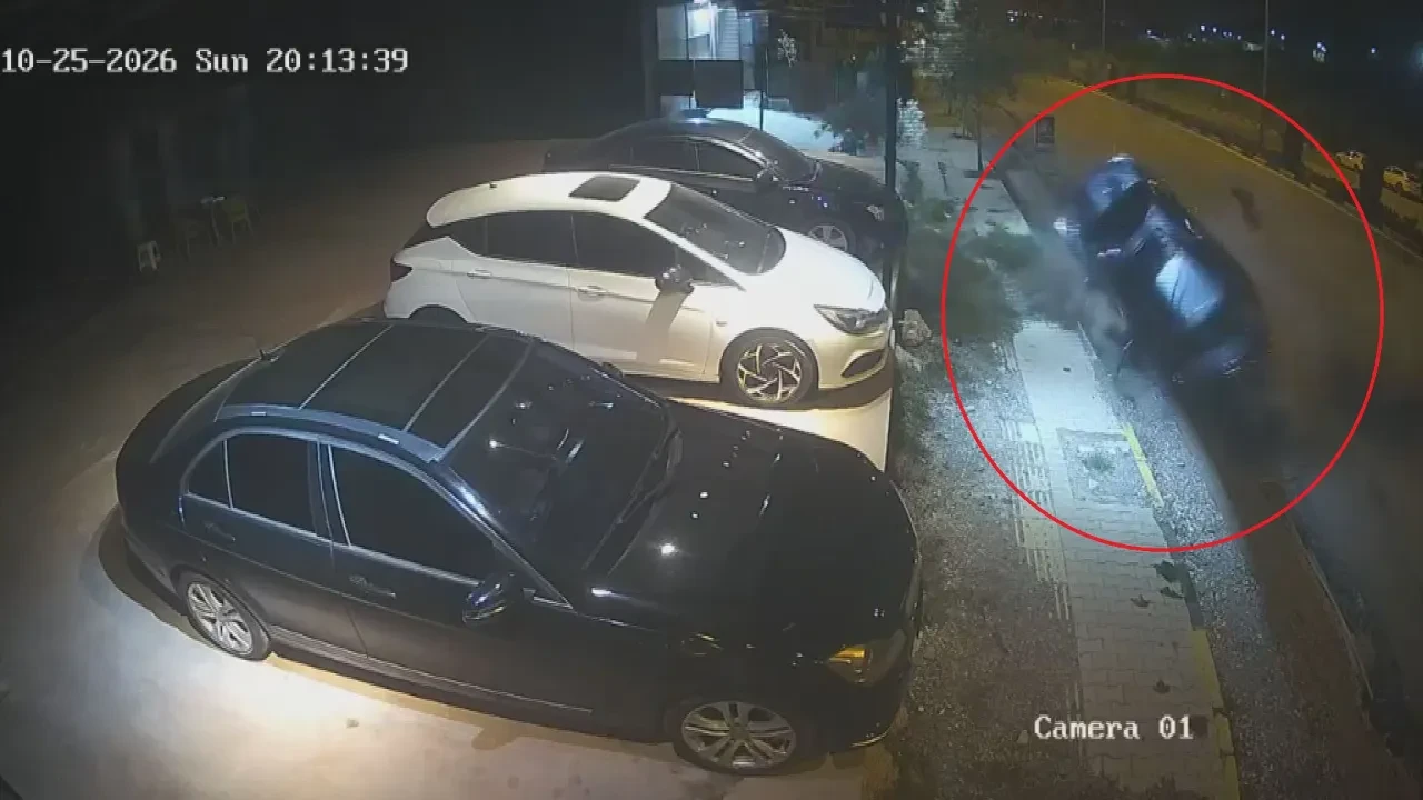 Park halindeki ok gibi araca ok gibi saplandı: Antakya'daki kaza güvenlik kamerasında