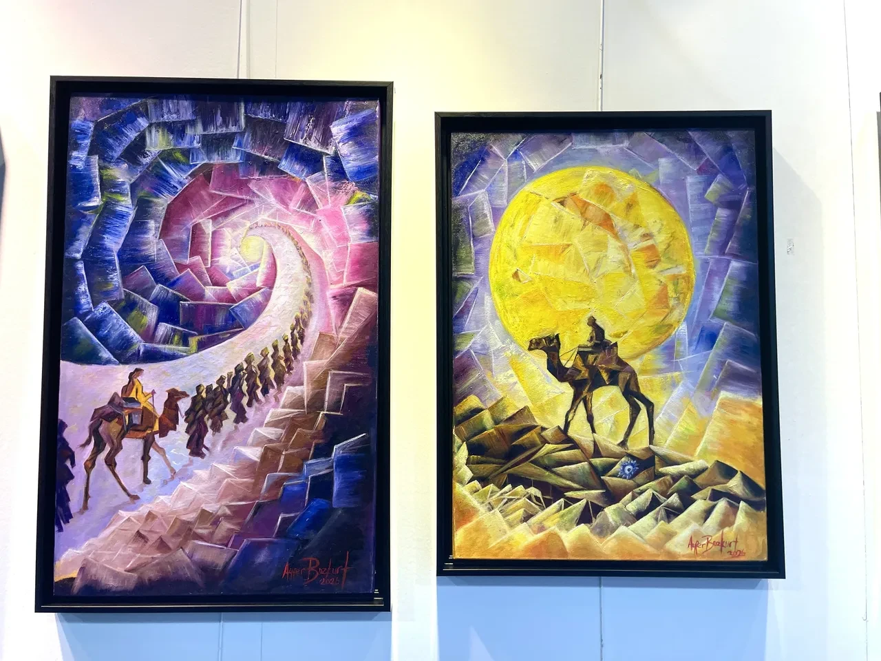 "Şalvarlı Picasso" Ayfer Bozkurt kömürle çizdiği şaheserleri sergiledi! Hayal gücünü tablolara yansıttı