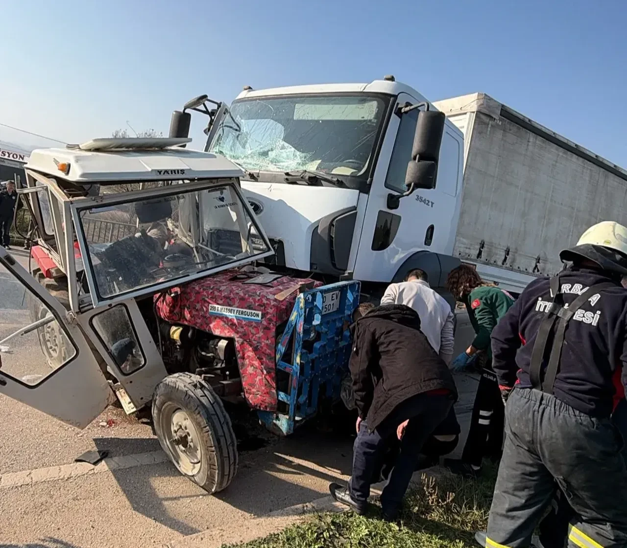 Tokat’ta tır traktörü biçti: 2 kişi öldü, 1 kişi yaralandı