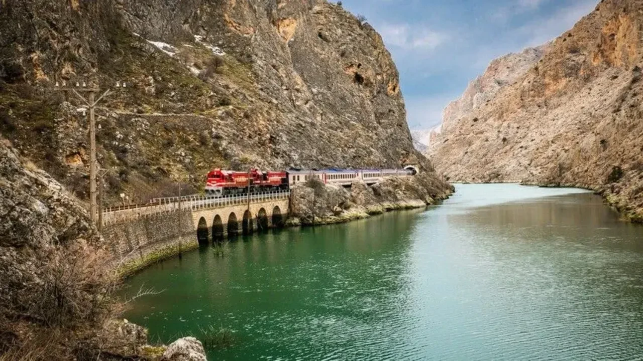 Turistik Doğu Ekspresi 2026-2027 bilet fiyatları belli oldu! Oda ücretleri ve yemekli vagon menü fiyatları ne kadar? Turistik Doğu Ekspresi biletleri ne zaman satışa çıkacak?