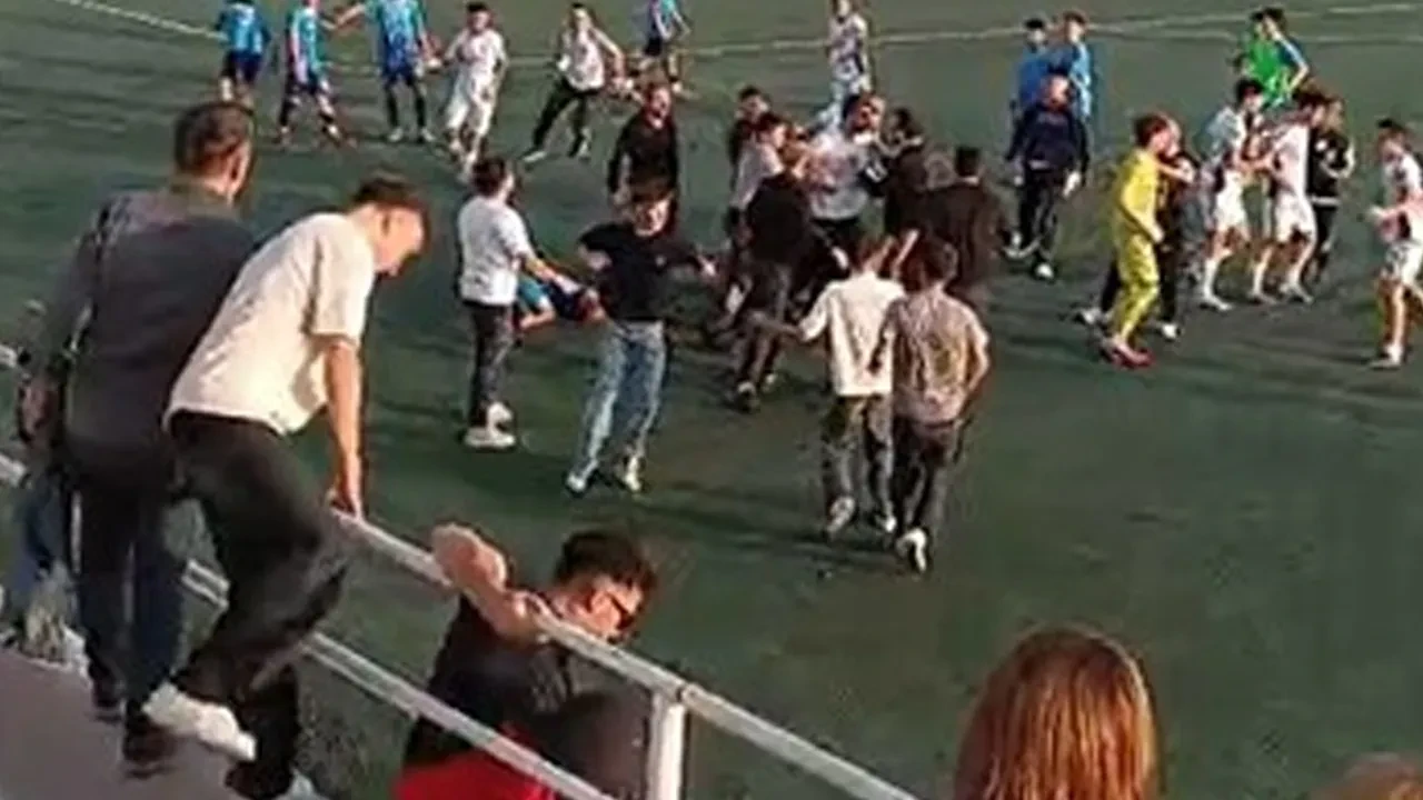 Yeşil saha karıştı: Futbolcular tekme tokat birbirine girdi