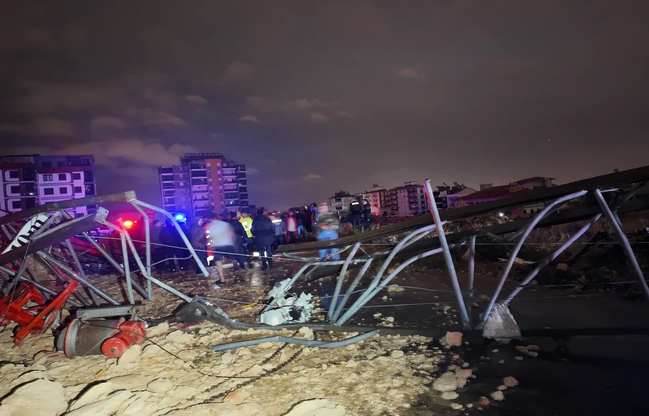 Antalya'da hortum faciası: 4 işçi hayatını kaybetti, 2 işçi yaralı