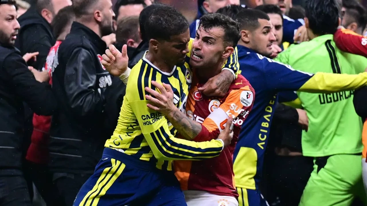 Archie Brown, maç sonundaki kavgayla ilgili konuştu! "Kadın gibi tırmalıyorlar ve saç çekiyorlar"