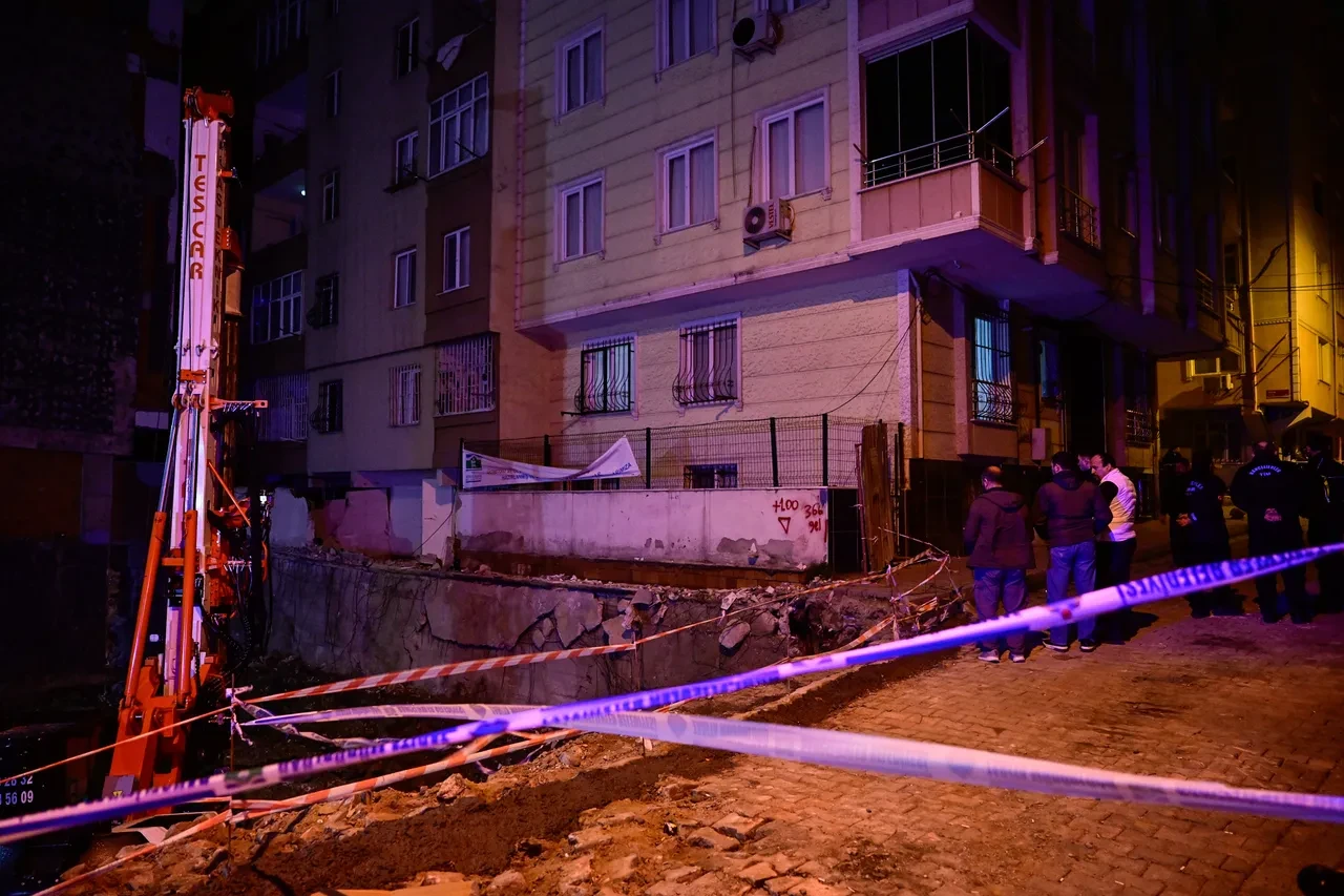 Bahçelievler'de korku dolu gece! 2 bina çökme riskiyle tahliye edildi
