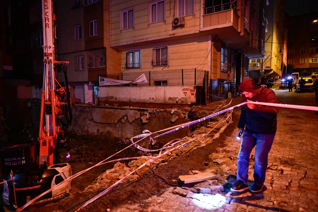 Bahçelievler'de korku dolu gece! 2 bina çökme riskiyle tahliye edildi