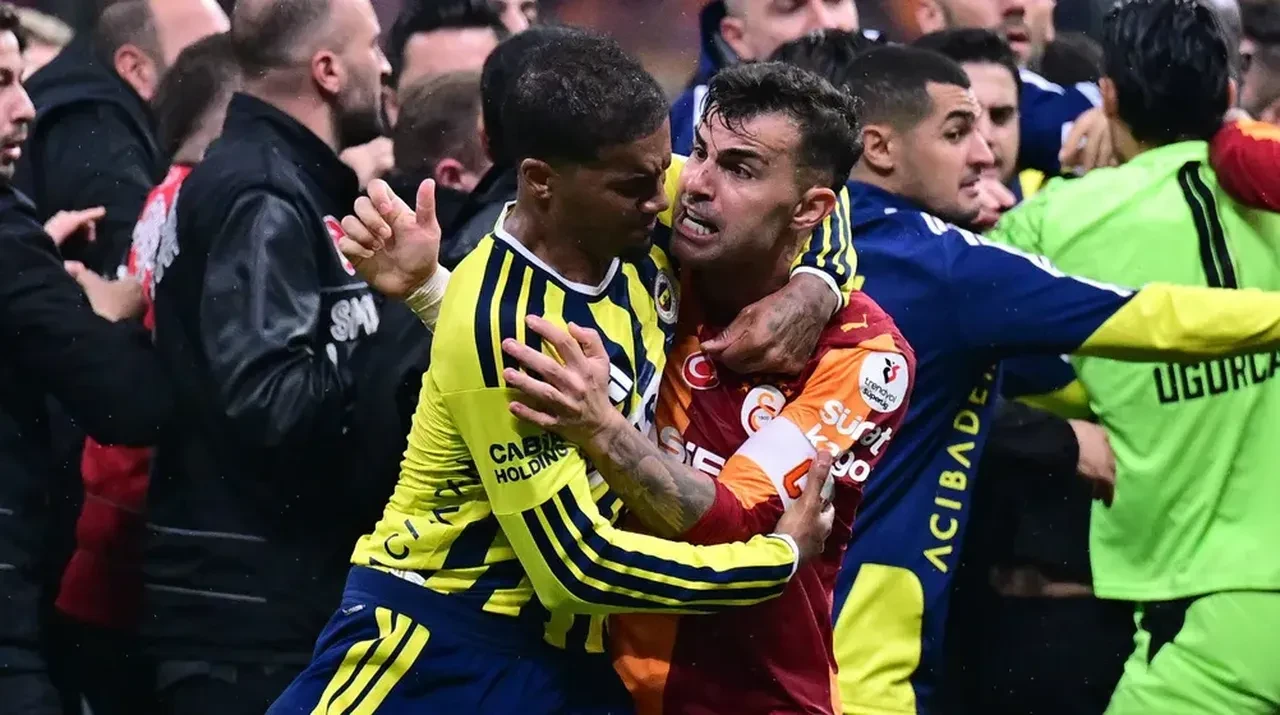 Derbi sonrası ağır fatura yolda: Abdülkerim Bardakcı, Archie Brown, Kerem Aktürkoğlu ve Roland Sallai kaç maç ceza alacak?