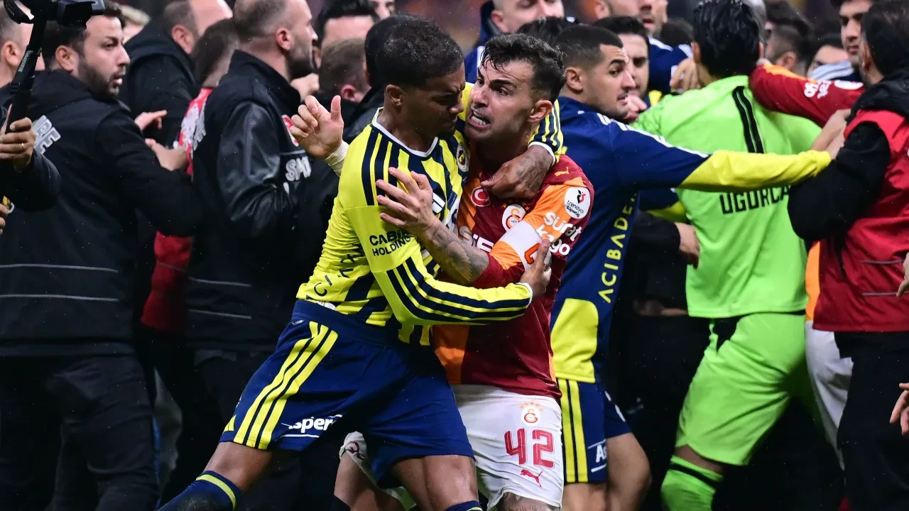 Dev derbi sonrası saha ringe döndü! Galatasaray-Fenerbahçe maçında kırmızı kartlar havada uçuştu