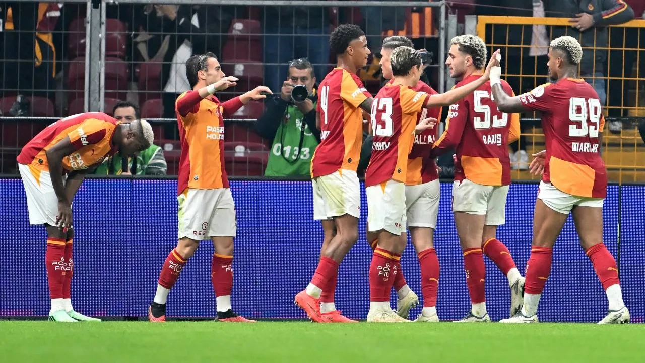 Dev derbi sonrası saha ringe döndü! Galatasaray-Fenerbahçe maçında kırmızı kartlar havada uçuştu