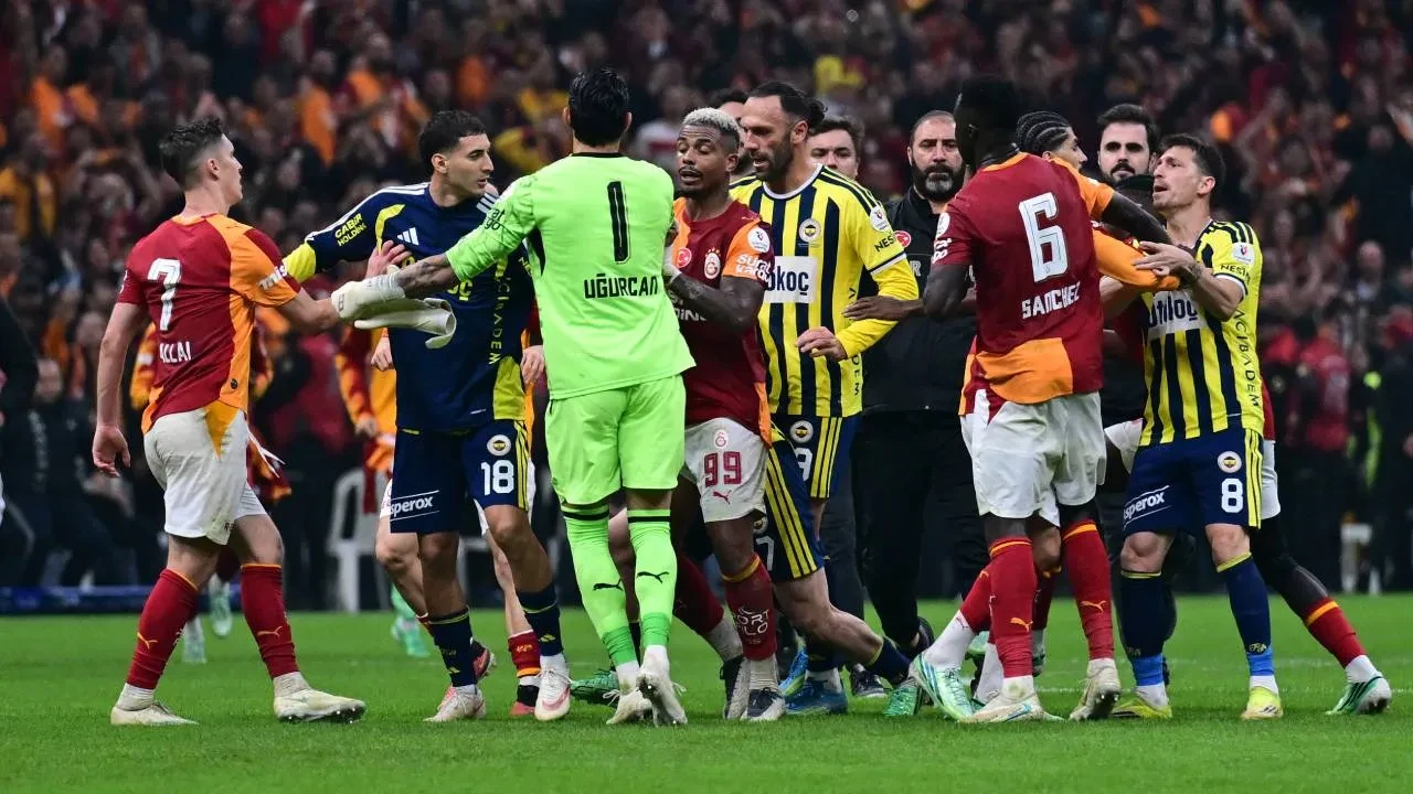 Dev derbi sonrası saha ringe döndü! Galatasaray-Fenerbahçe maçında kırmızı kartlar havada uçuştu