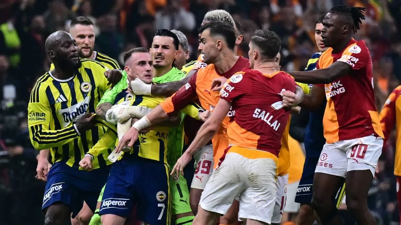 Dev derbi sonrası saha ringe döndü! Galatasaray-Fenerbahçe maçında kırmızı kartlar havada uçuştu