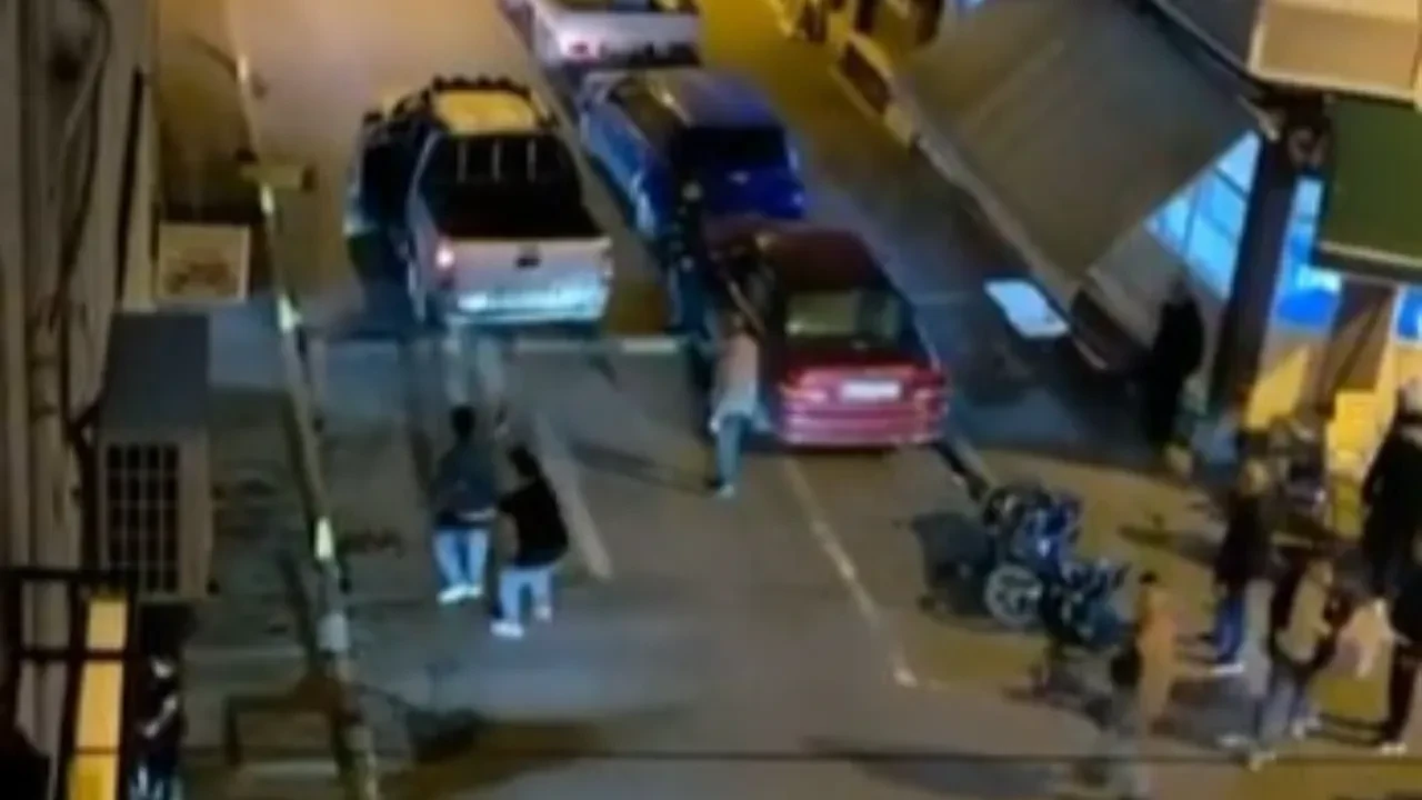 Fatih'te iki grup arasında kavga: Kaçan şahsın aracını kurşun yağmuruna tuttu!