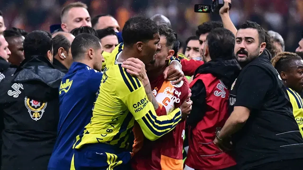 Galatasaray-Fenerbahçe derbisi sonrası kavga olayında Archie Brown ve Abdülkerim Bardakcı'dan açıklamalar!