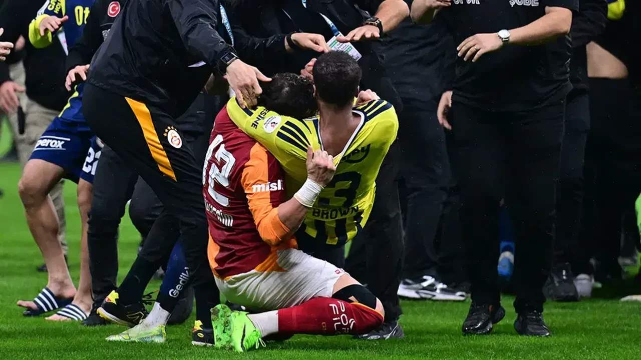 Galatasaray-Fenerbahçe derbisi sonrası kavga olayında Archie Brown ve Abdülkerim Bardakcı'dan açıklamalar!