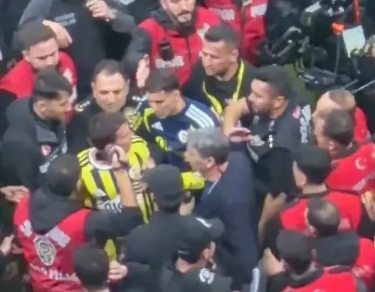 Galatasaray-Fenerbahçe derbisi sonrası saha karıştı! Mert Hakan Yandaş polisle tartıştı