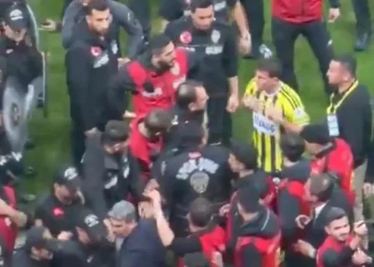 Galatasaray-Fenerbahçe derbisi sonrası saha karıştı! Mert Hakan Yandaş polisle tartıştı