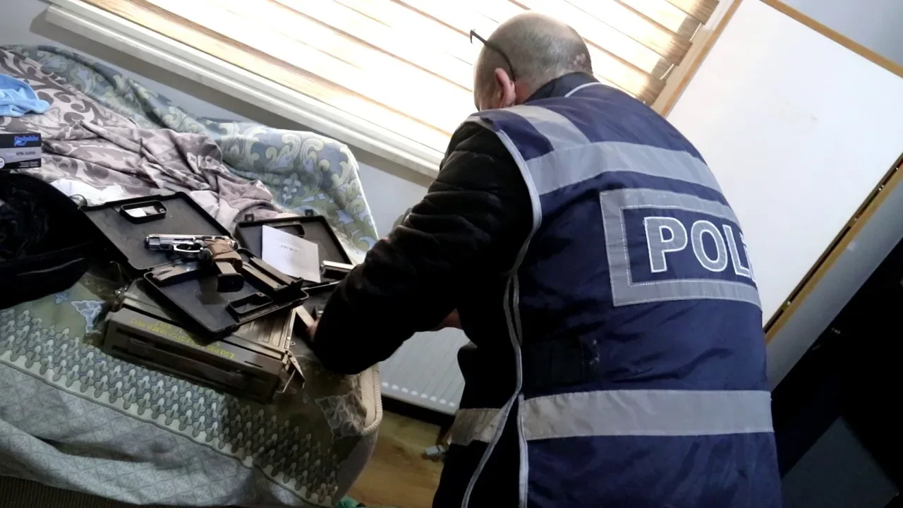 İki ilde kaçakçılık operasyonu: 300 yıllık tarihi eser ve 48 silah ele geçirildi