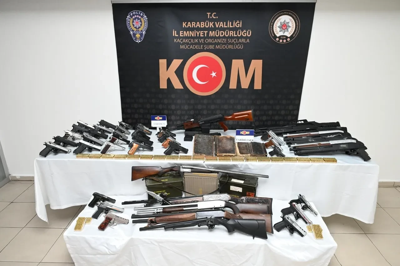 İki ilde kaçakçılık operasyonu: 300 yıllık tarihi eser ve 48 silah ele geçirildi