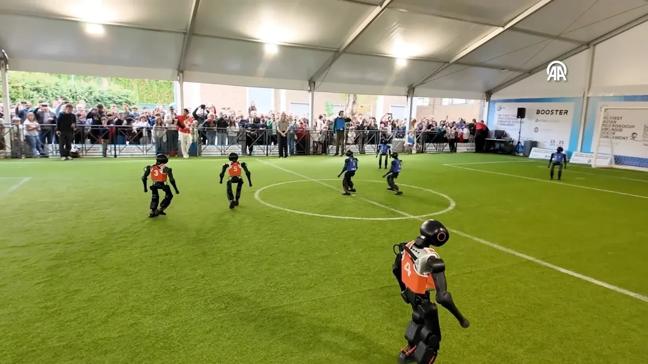 İnsansı robotlar bu kez futbol oynadı, iki takım karşı karşıya geldi