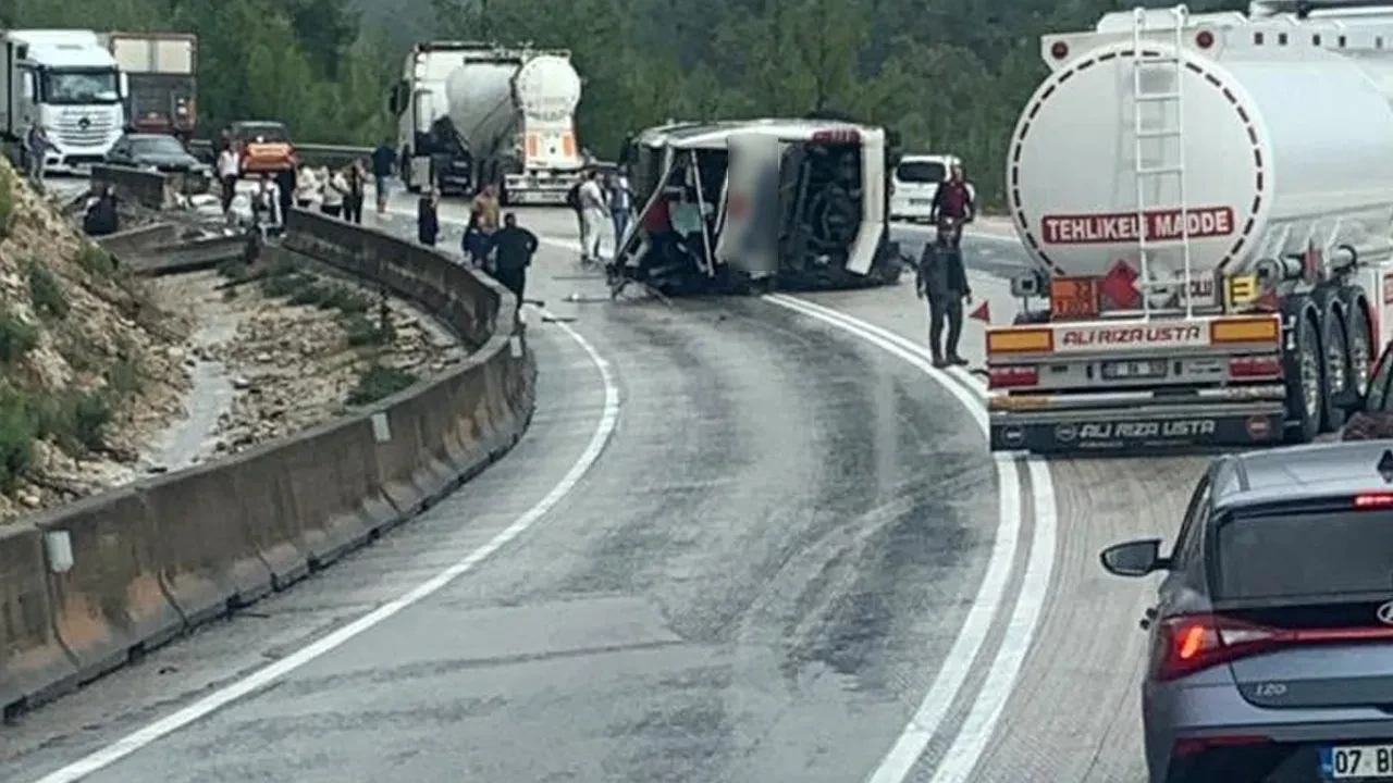 Isparta-Antalya kara yolunda yolcu otobüsü devrildi: Ölü ve yaralılar var