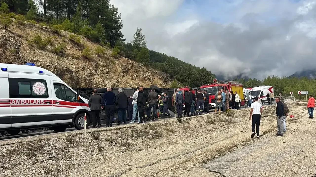 Isparta-Antalya kara yolunda yolcu otobüsü devrildi: Ölü ve yaralılar var