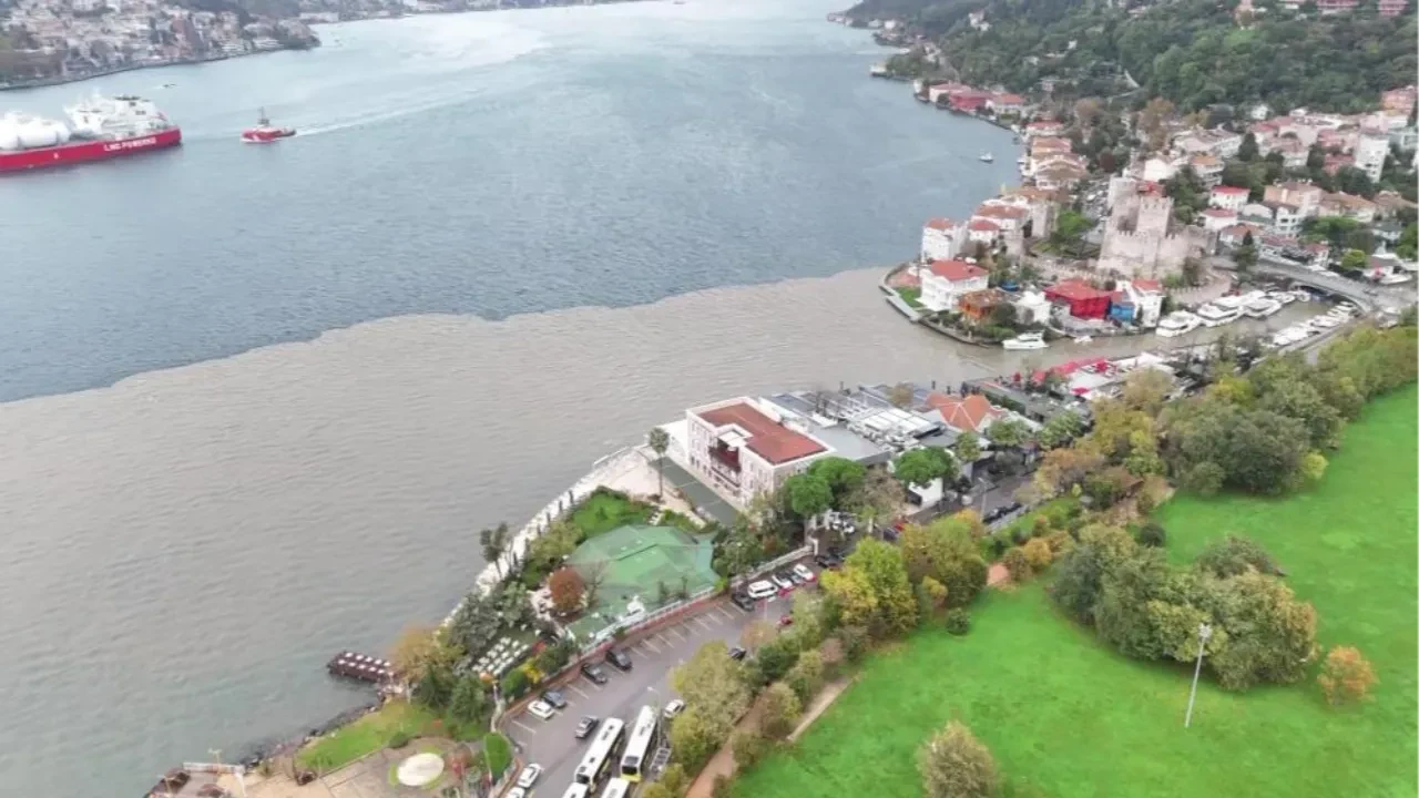 İstanbul Boğazı iki renge bürününce havadan görüntülendi!