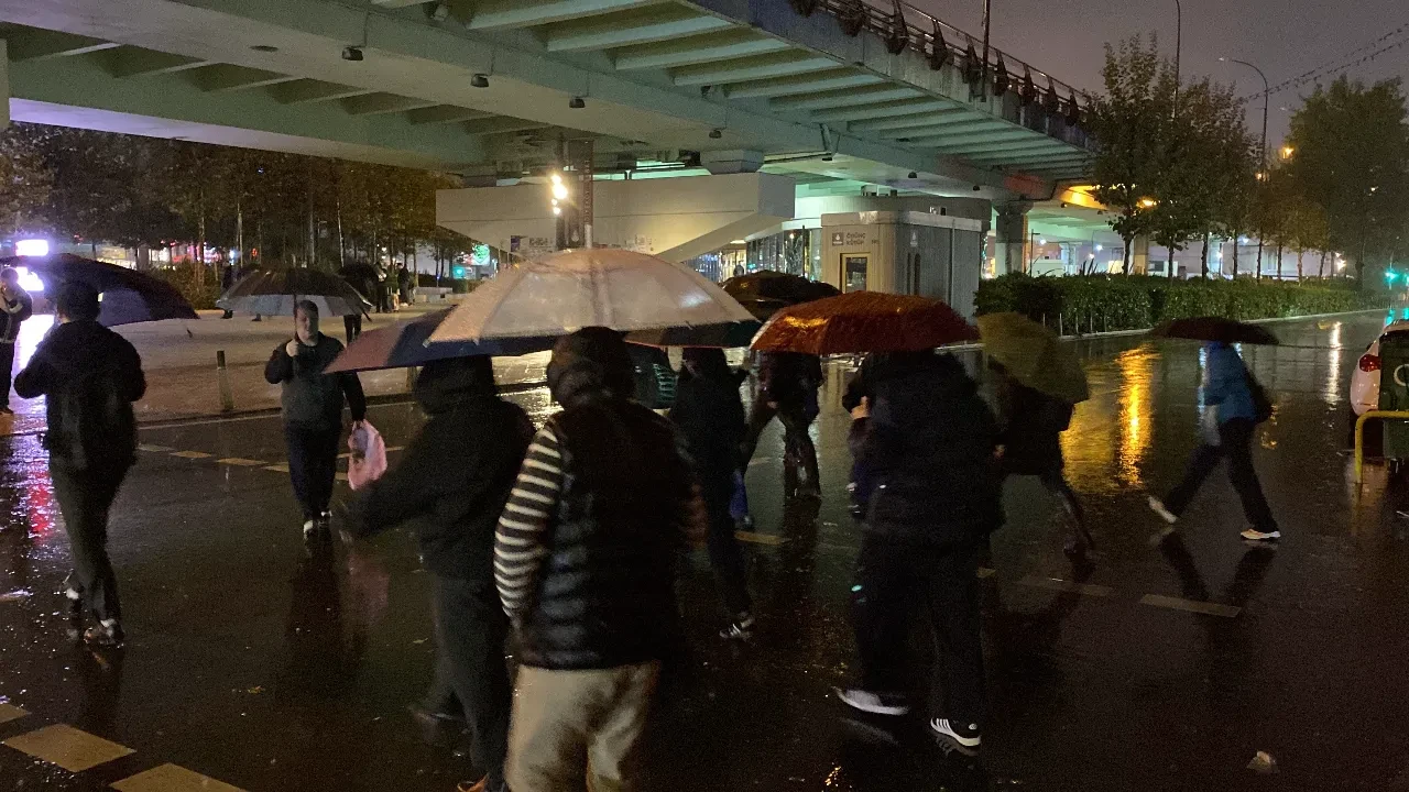 İstanbul'da sağanak alarmı: Vatandaşlar zor anlar yaşadı, trafik yüzde 80'e dayandı