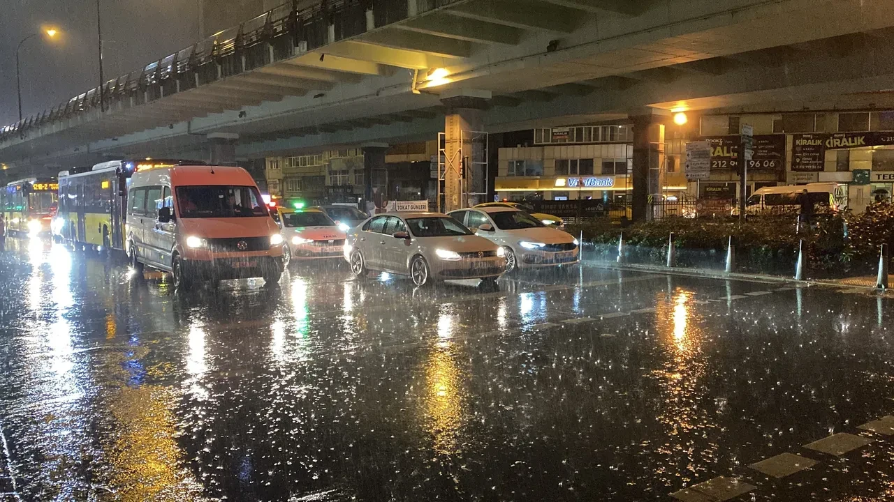 İstanbul'da sağanak alarmı: Trafik yoğunluğu yüzde 80'e dayandı